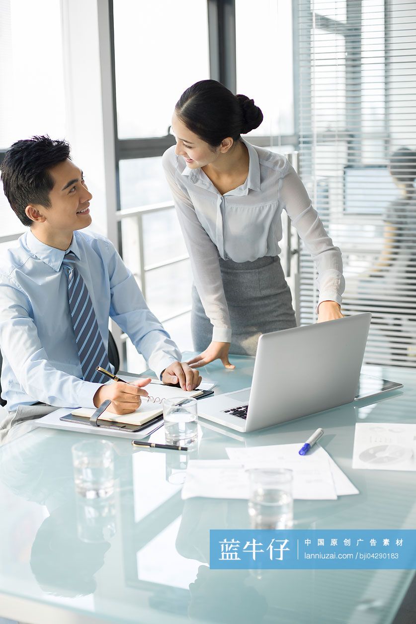 商务男女在办公室讨论
