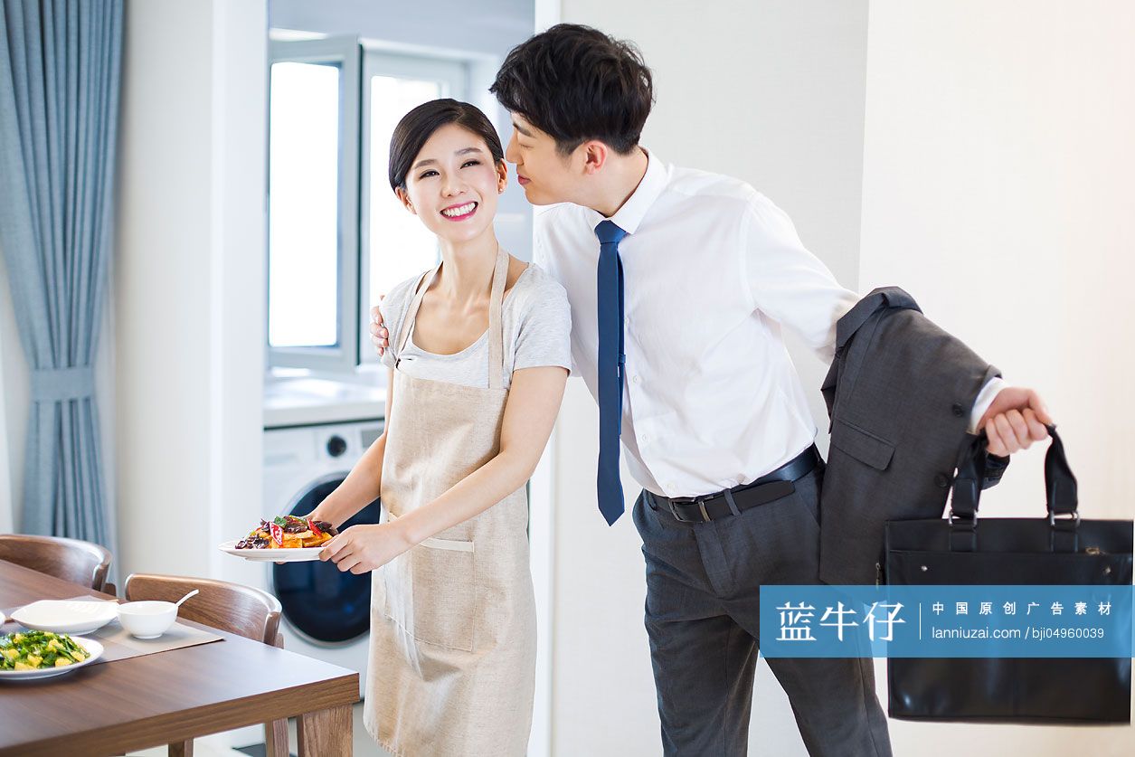 年轻女子在家给丈夫做饭