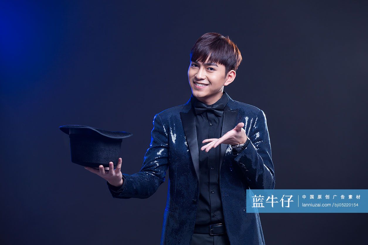 年轻魔术师变魔术