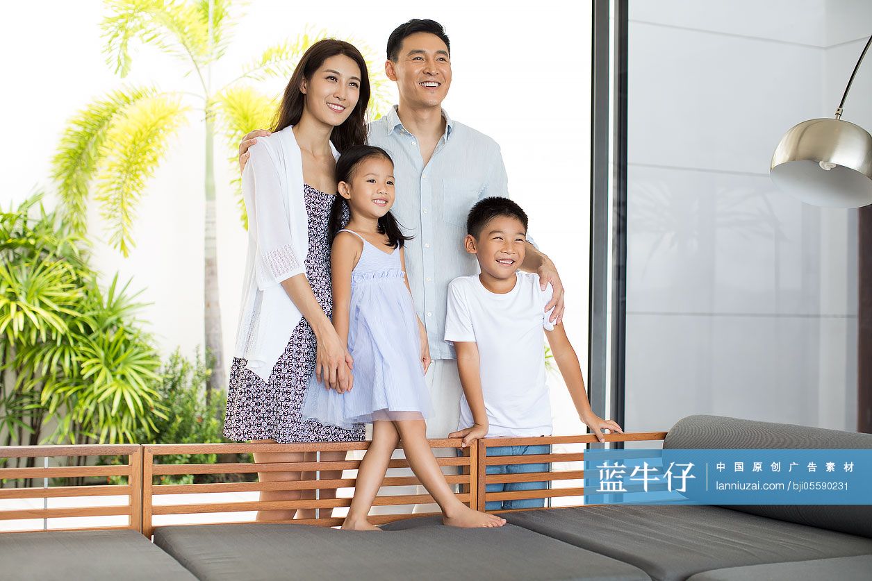 快乐的年轻家庭旅游度假