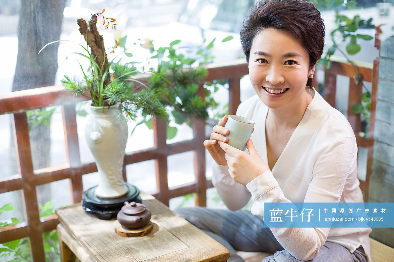 中年女子在茶馆喝茶
