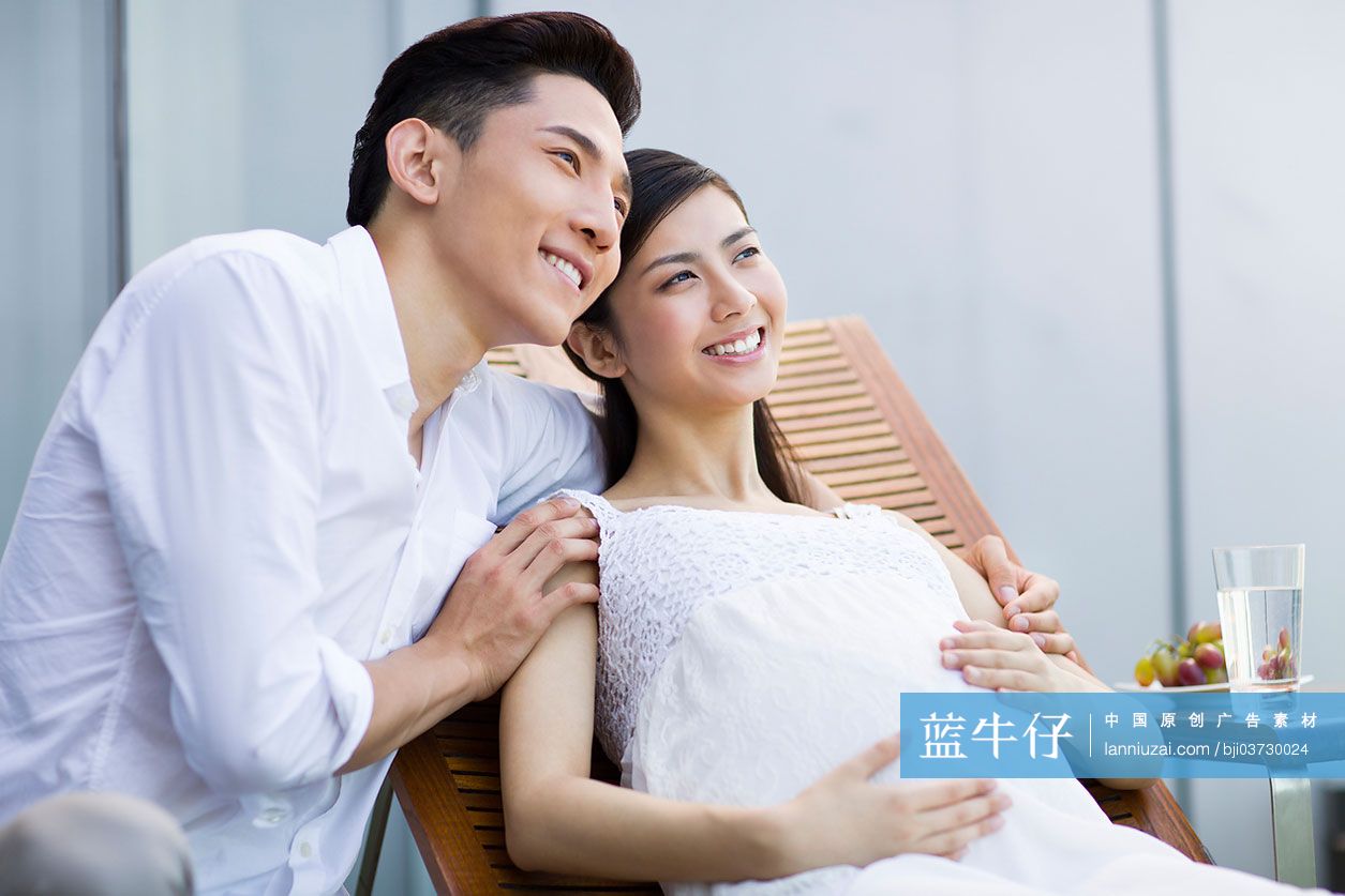 快乐的丈夫和怀孕的妻子