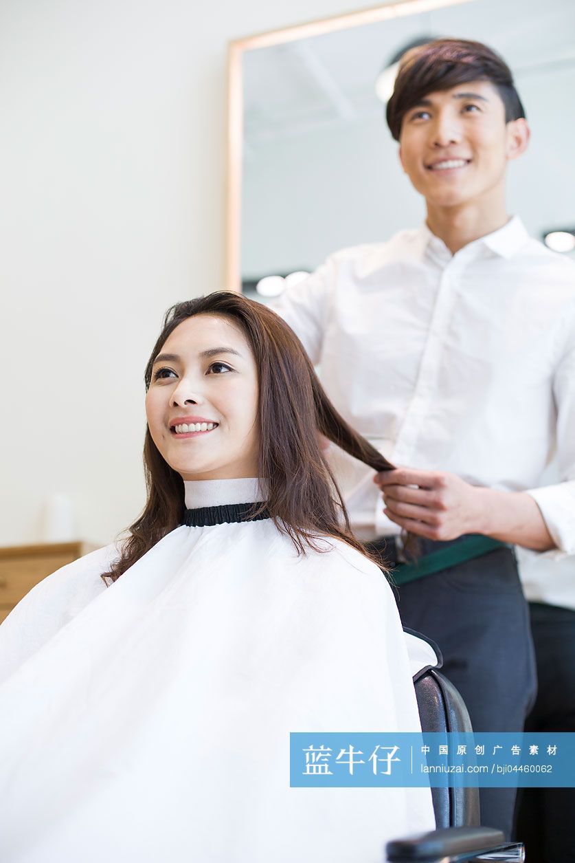 理发师给顾客理发