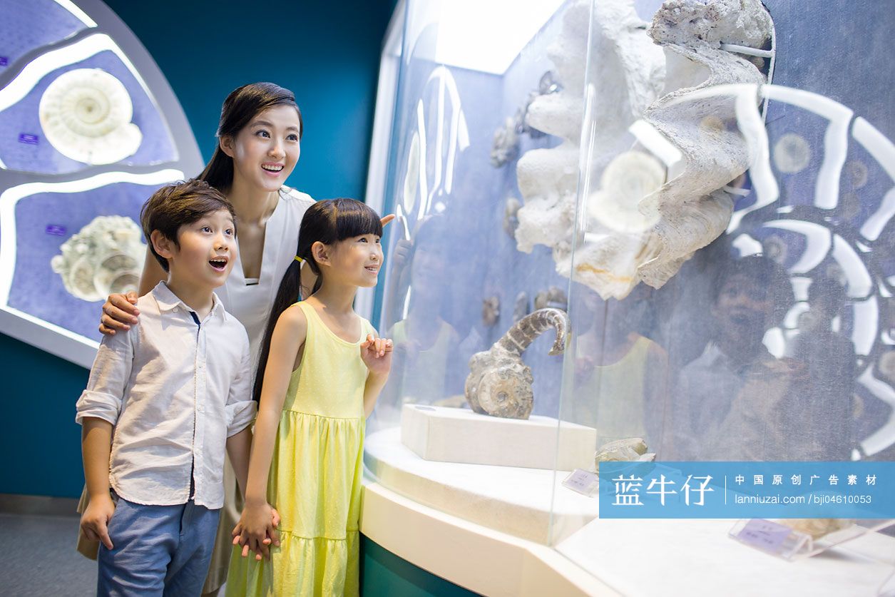 年轻母亲和孩子参观海洋馆