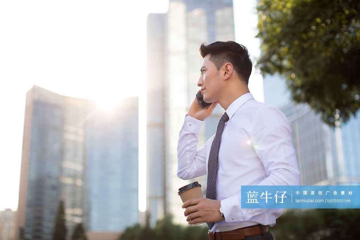 自信的年轻商务男士打电话