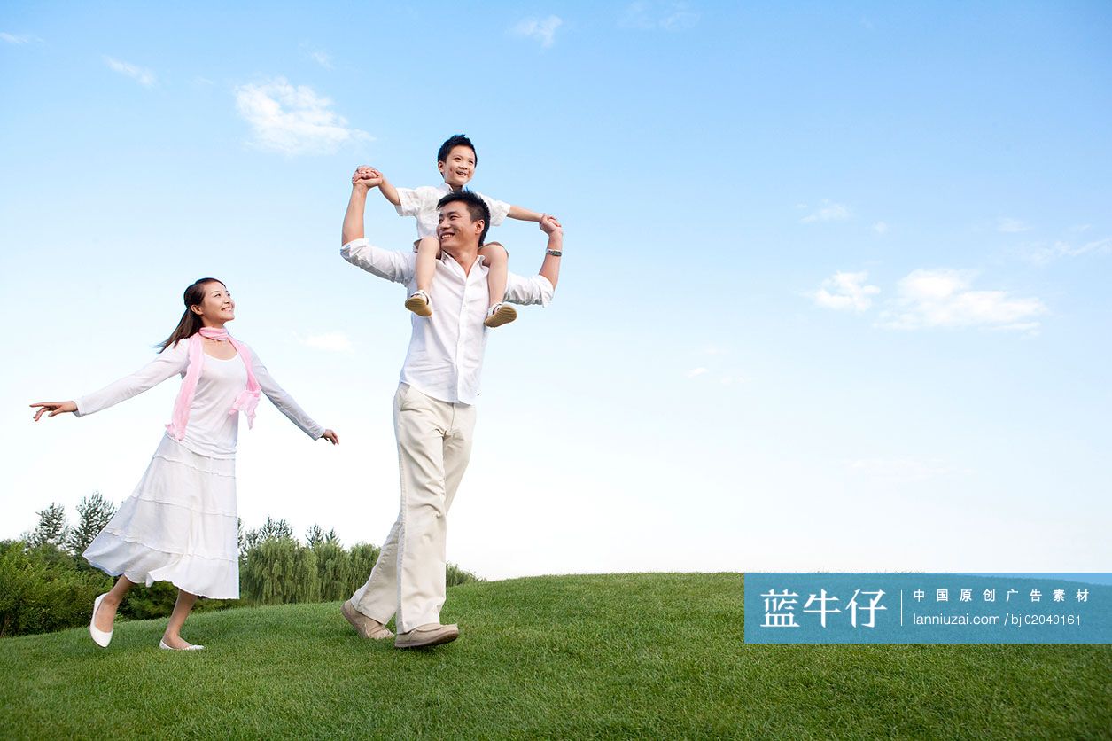 一家三口在一起嬉戏