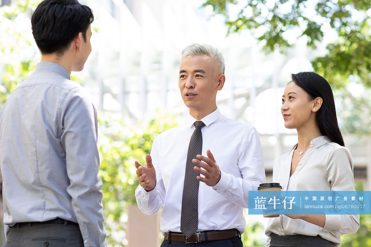 商务人士在户外讨论