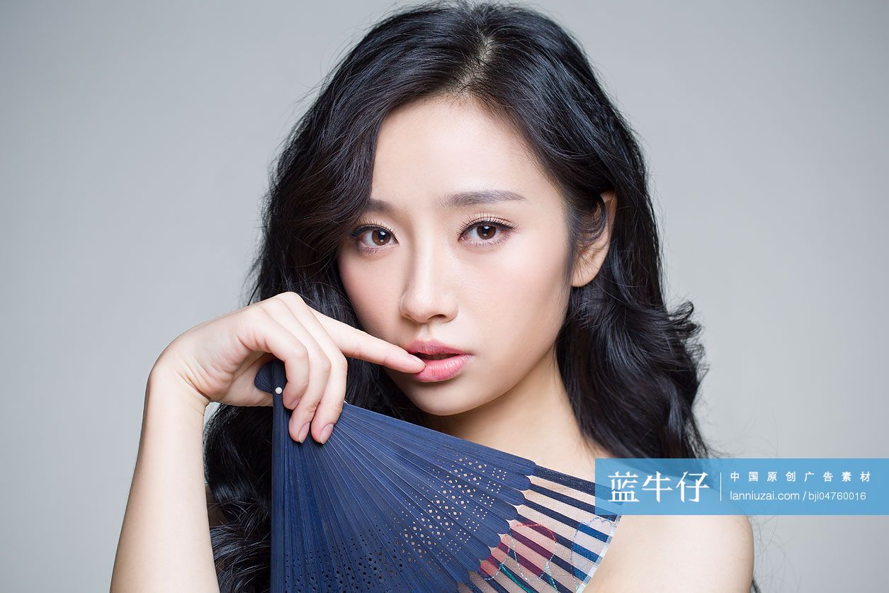 美女拿着折扇