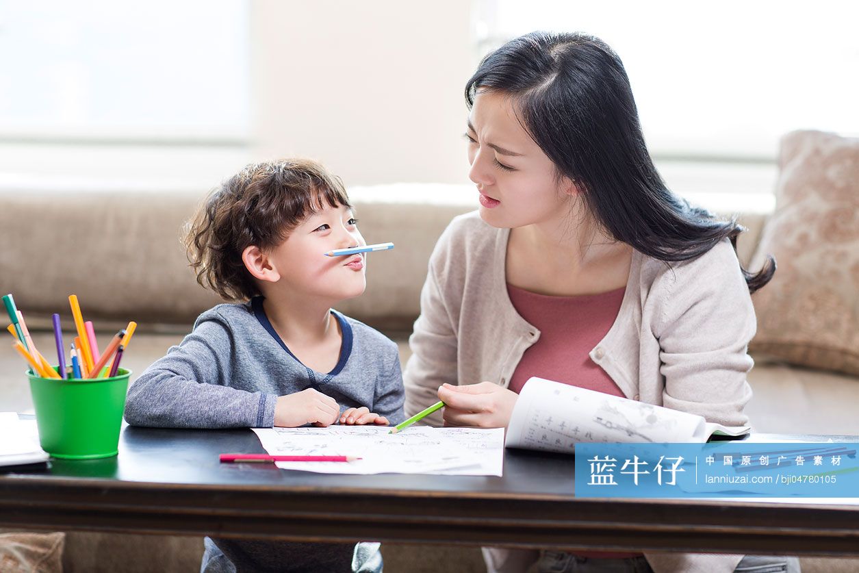 年轻妈妈责备儿子