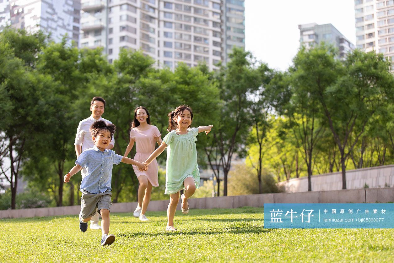 快乐的年轻家庭在公园玩耍 蓝牛仔影像 中国原创广告影像素材
