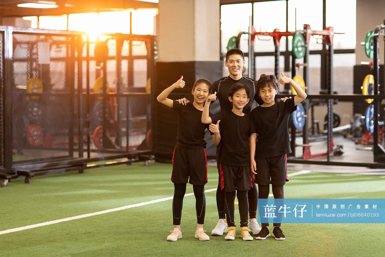 快乐的儿童与教练