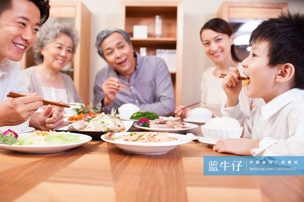 一家人享受快乐用餐时光