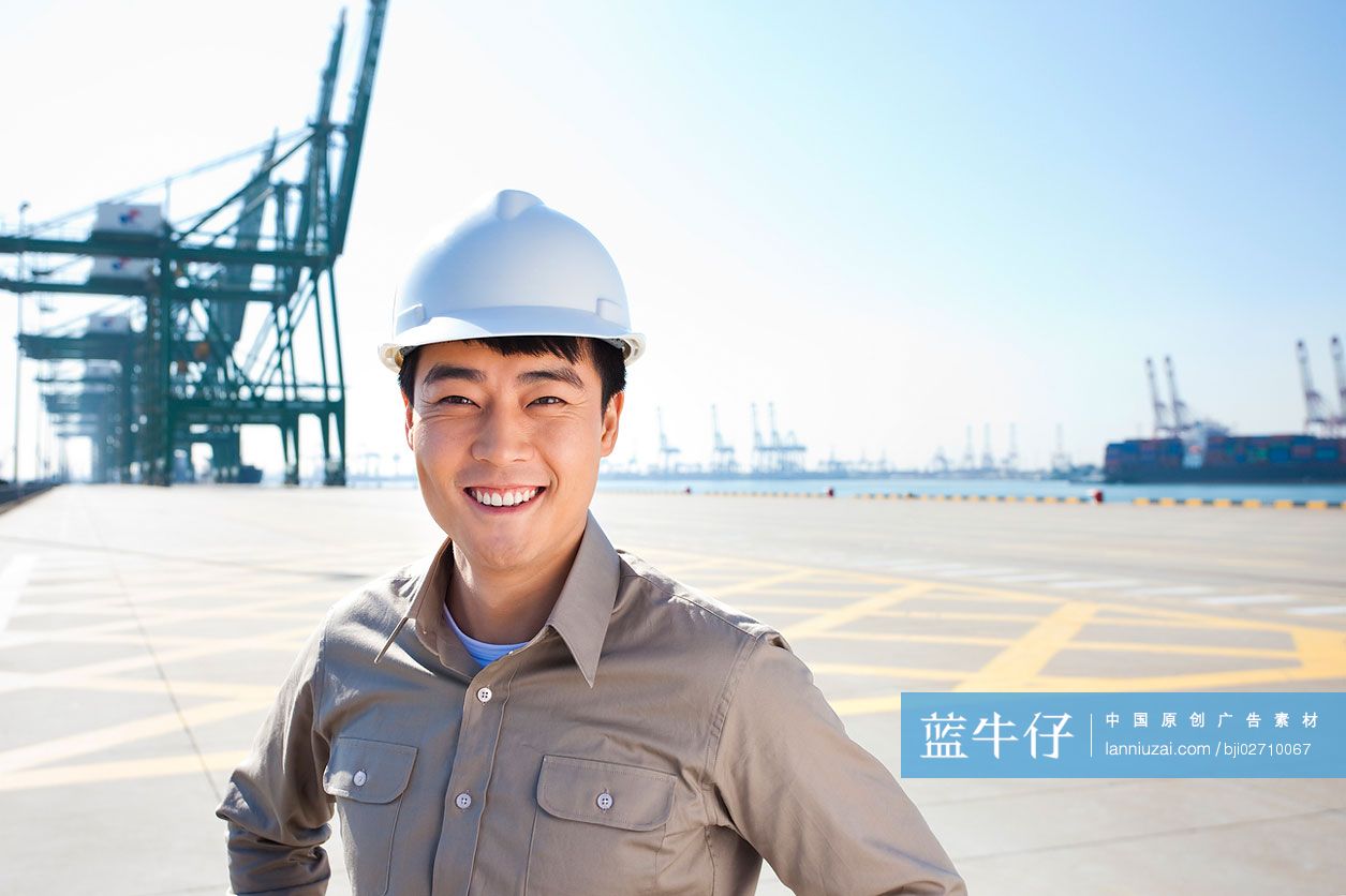 工作人员在码头