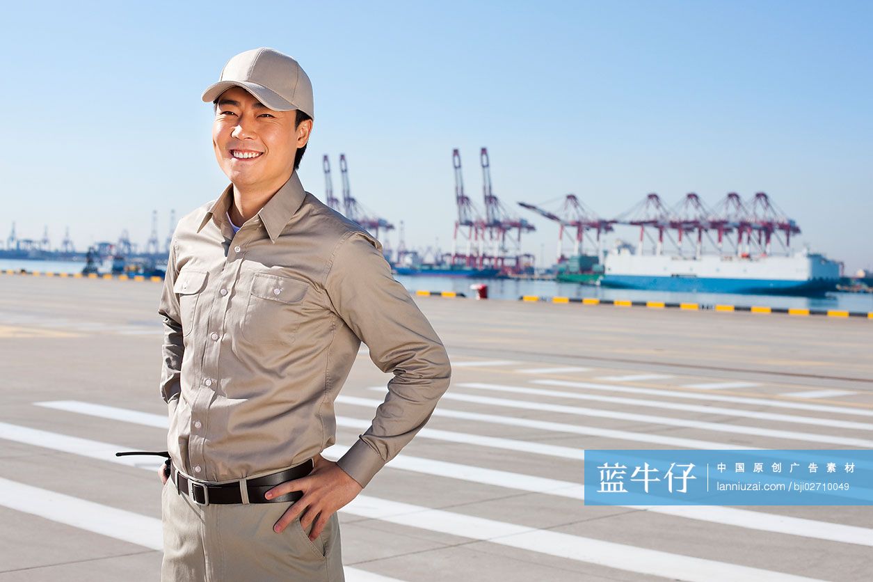 工作人员在码头