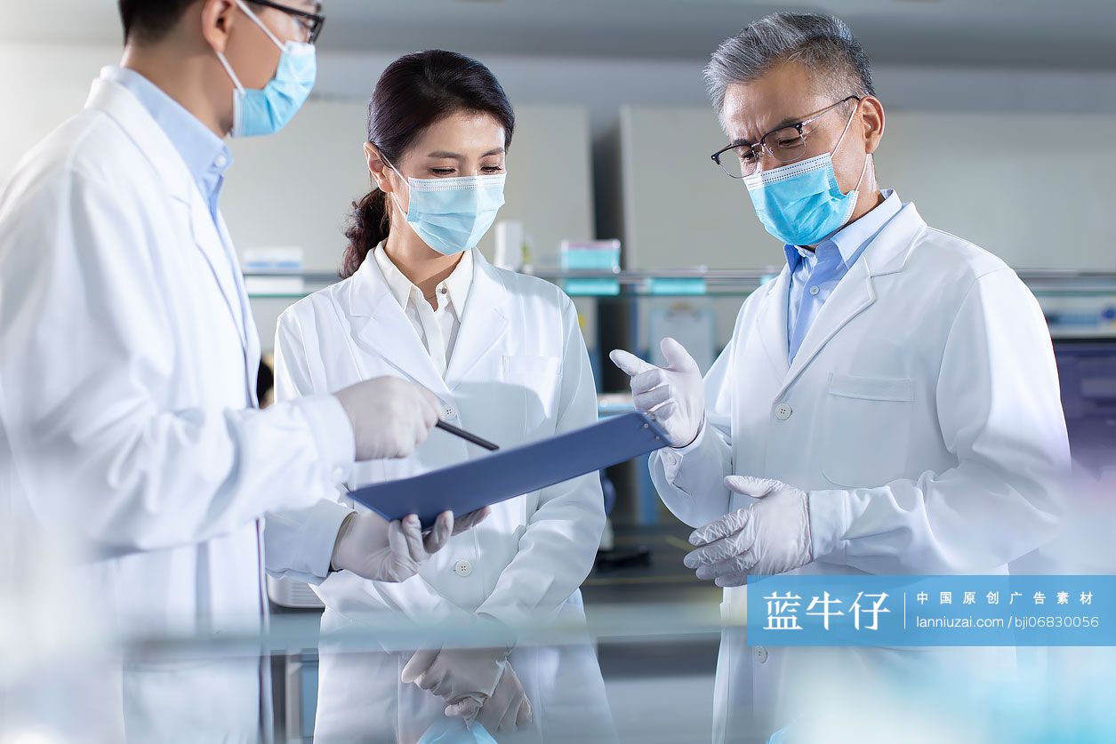 医学研究员在实验室讨论工作