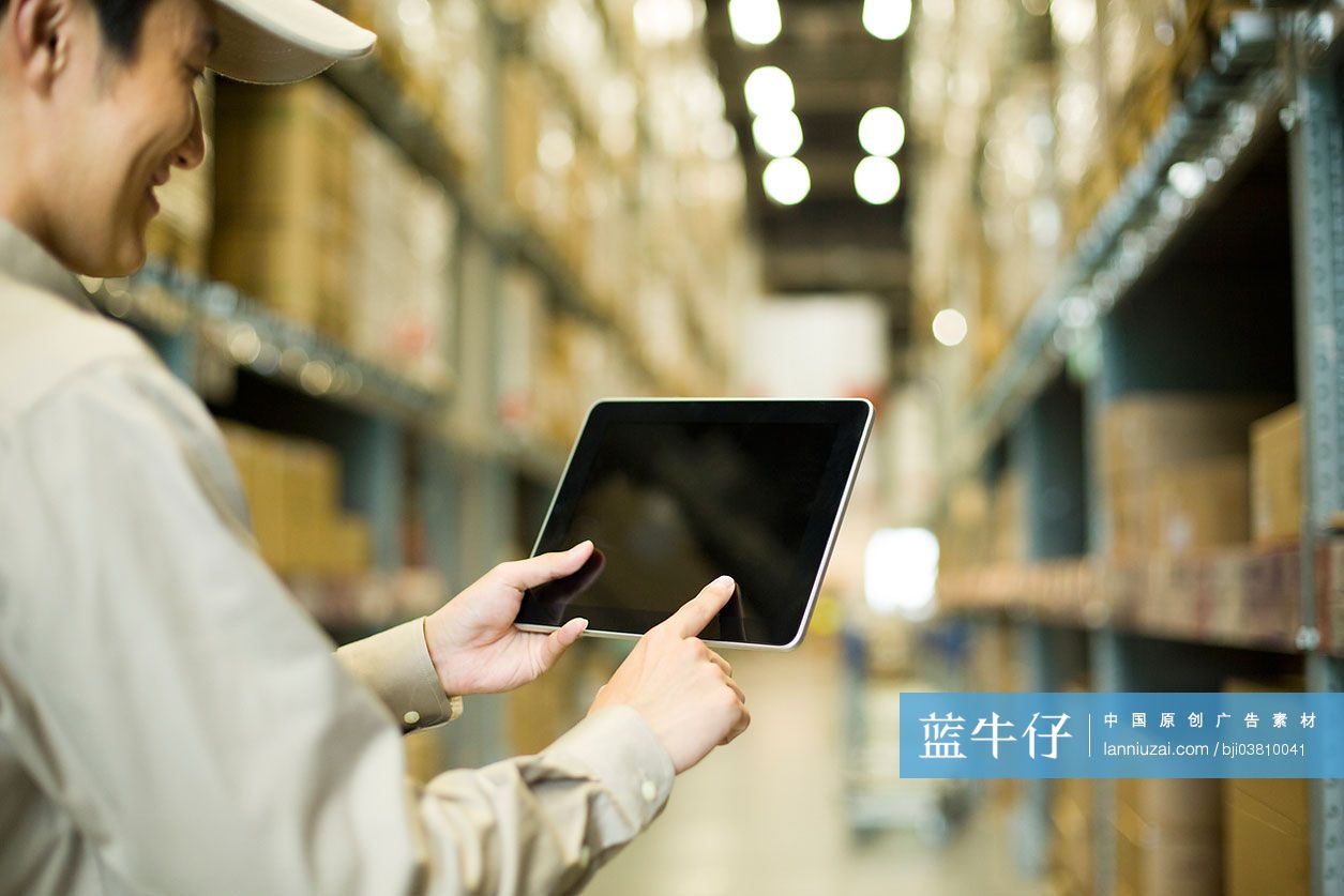 物流工作人员和平板电脑