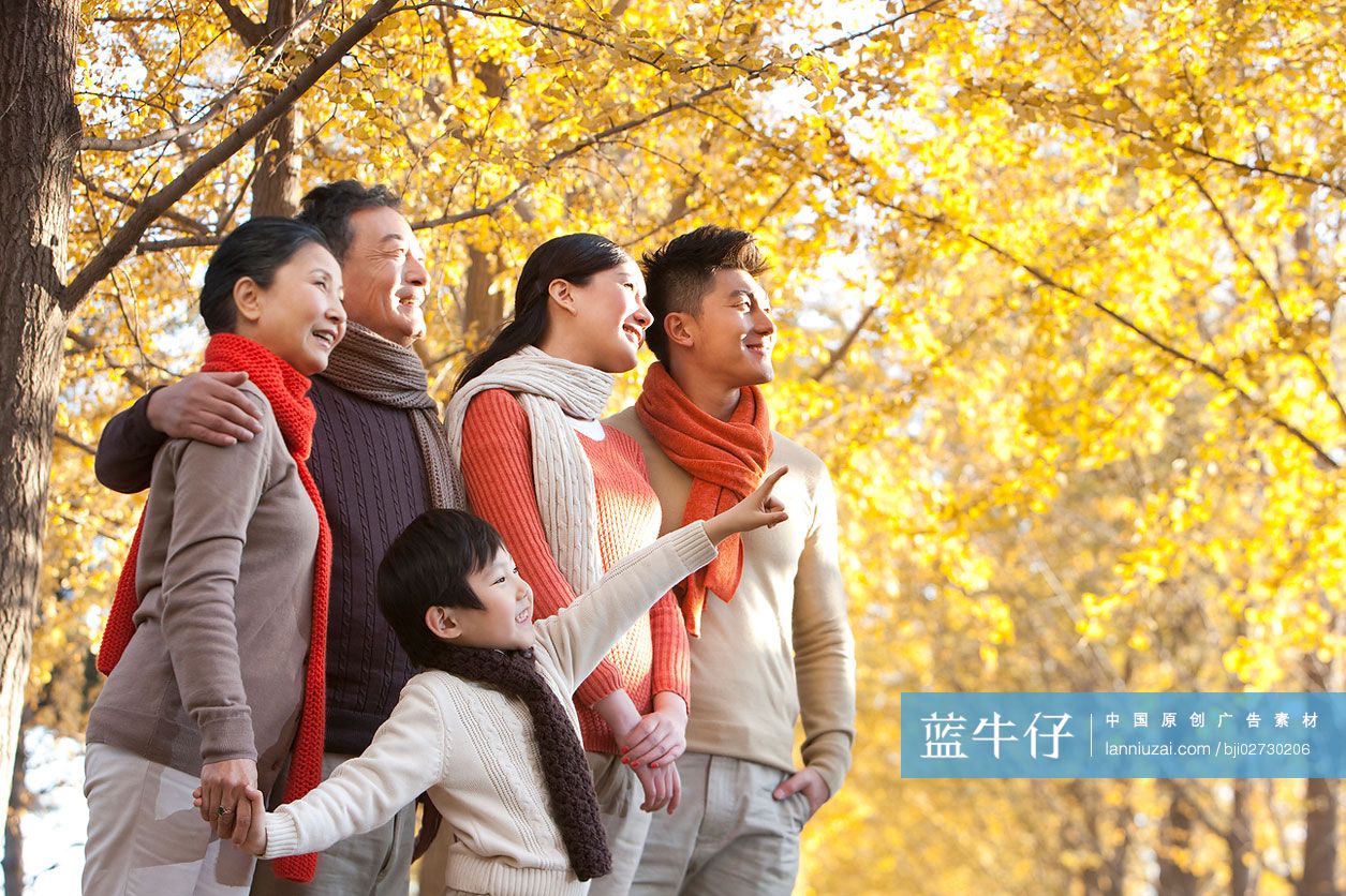 秋日里全家人一起玩耍