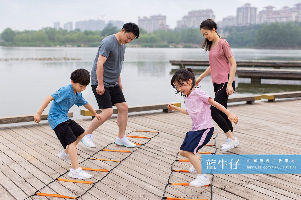 一家人在公园锻炼身体