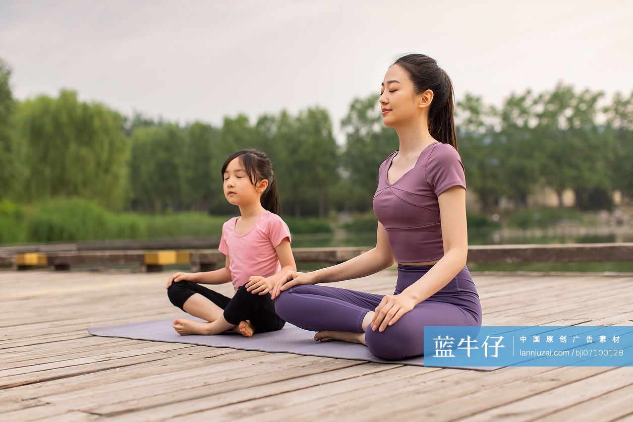 妈妈和女儿做瑜伽