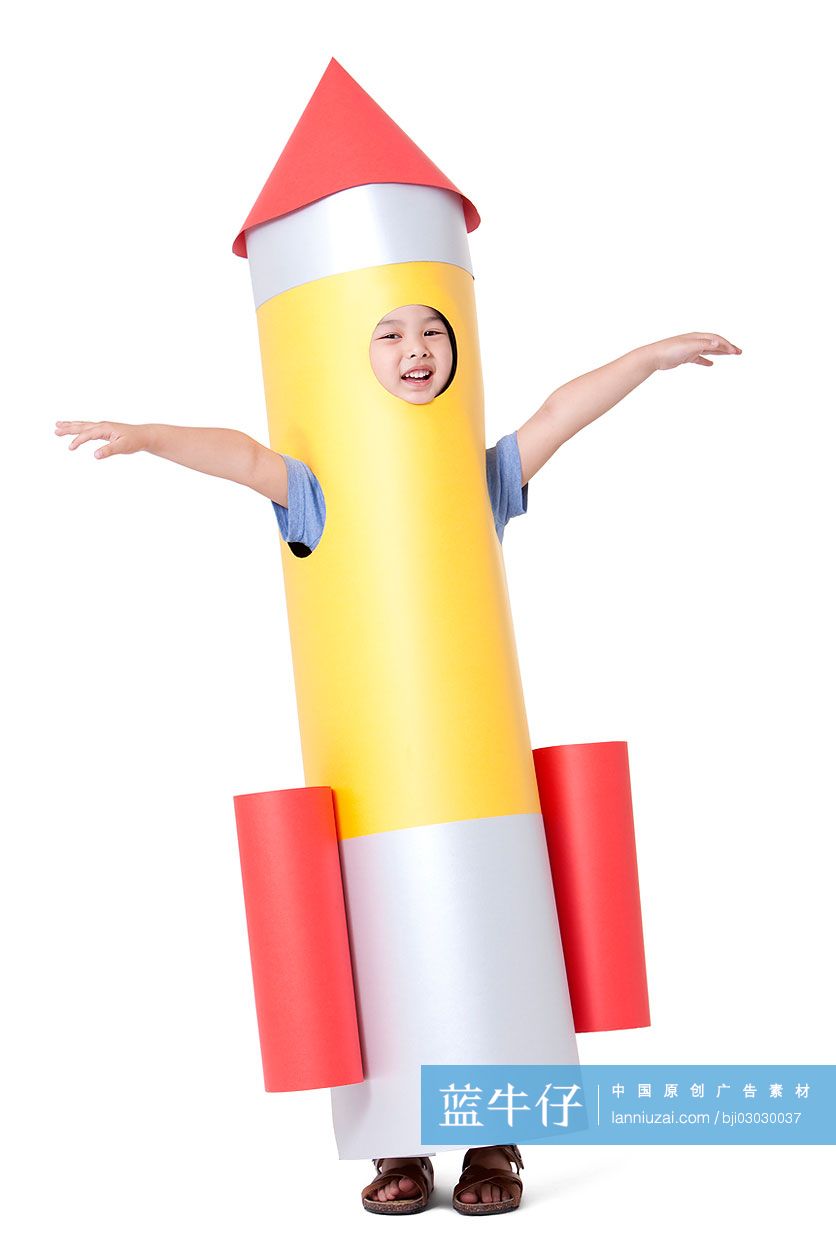 小男孩和玩具火箭