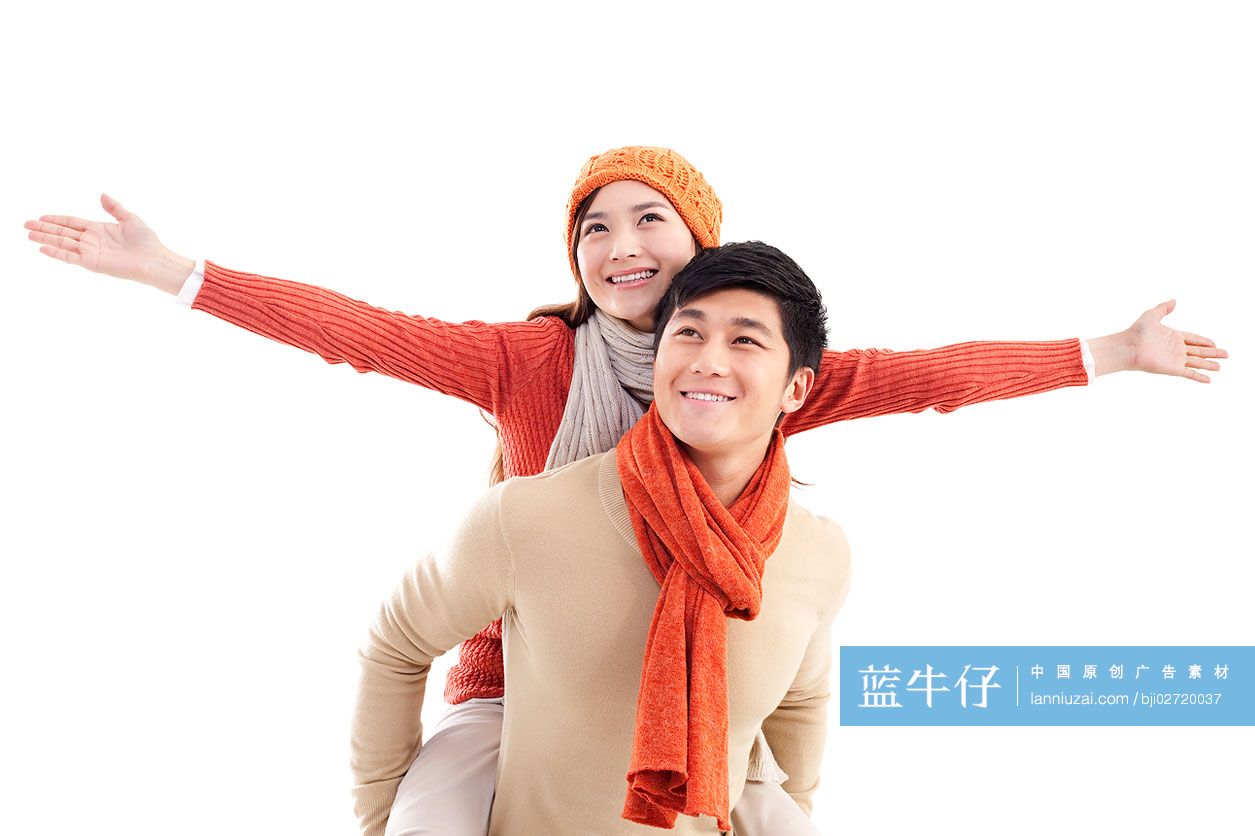 青年夫妇一起嬉戏