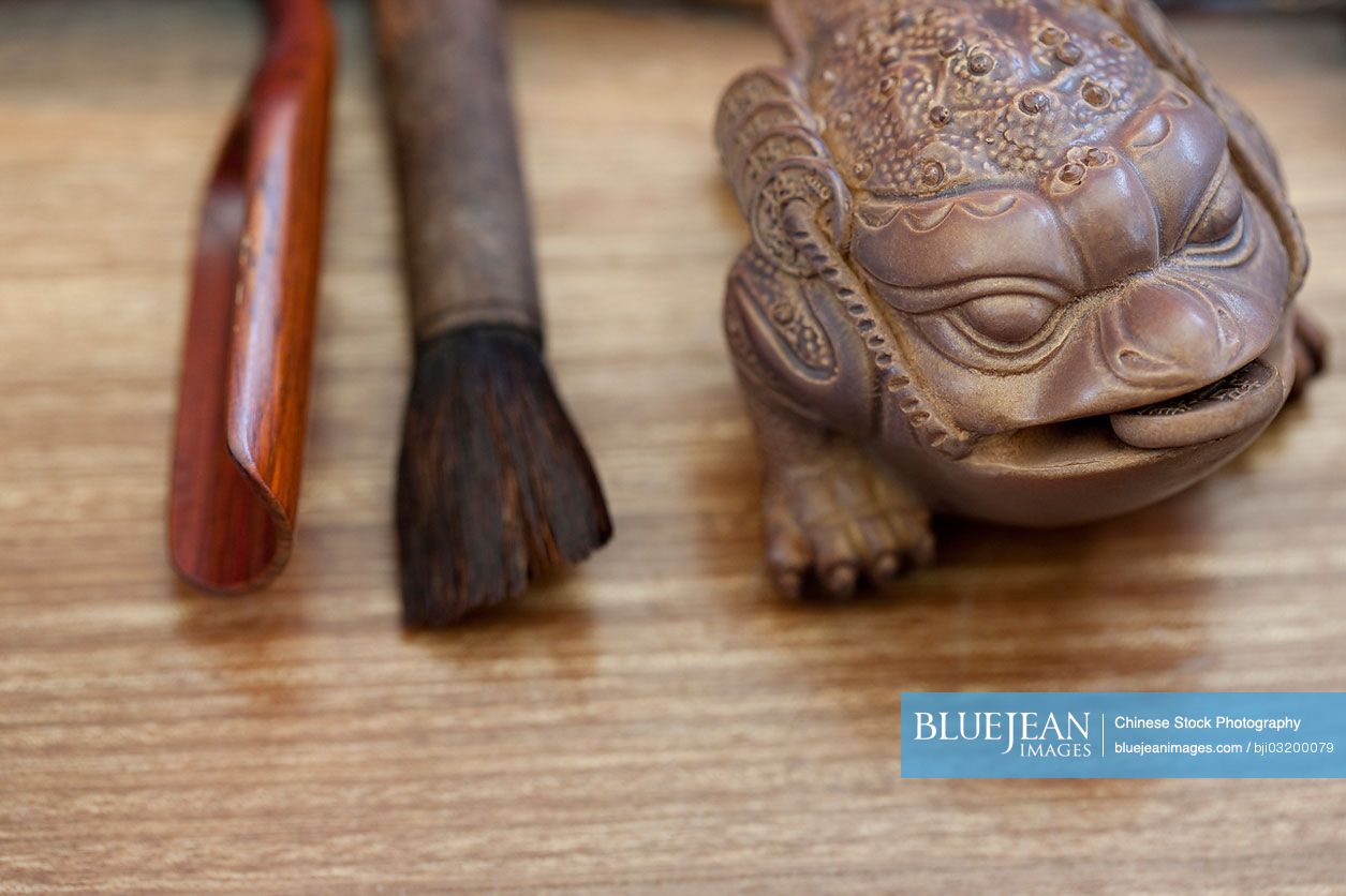 Traditional Chinese toad statue and teaspoon