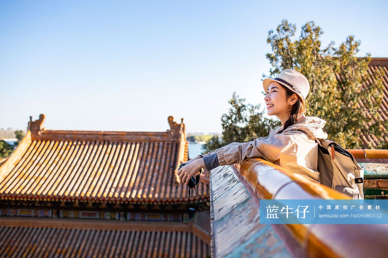年轻女子在颐和园旅游