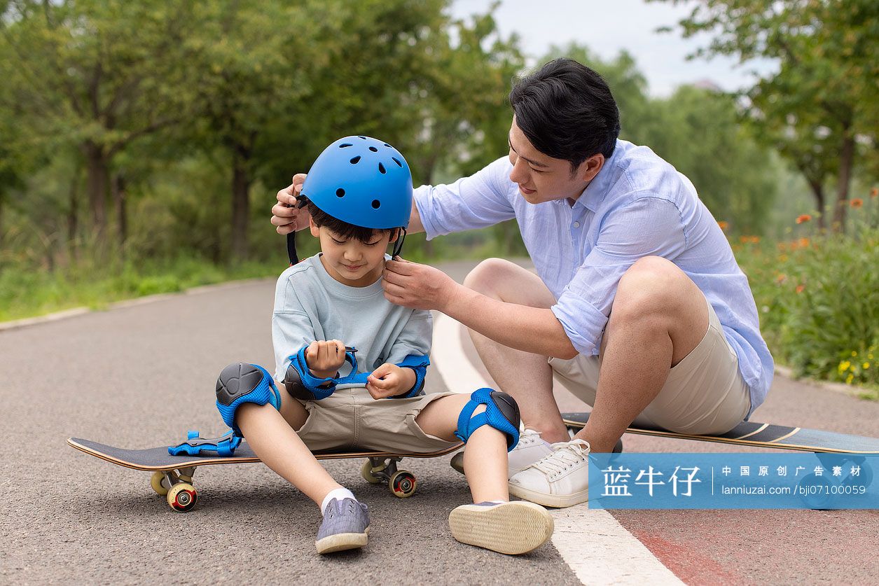 小男孩玩滑板