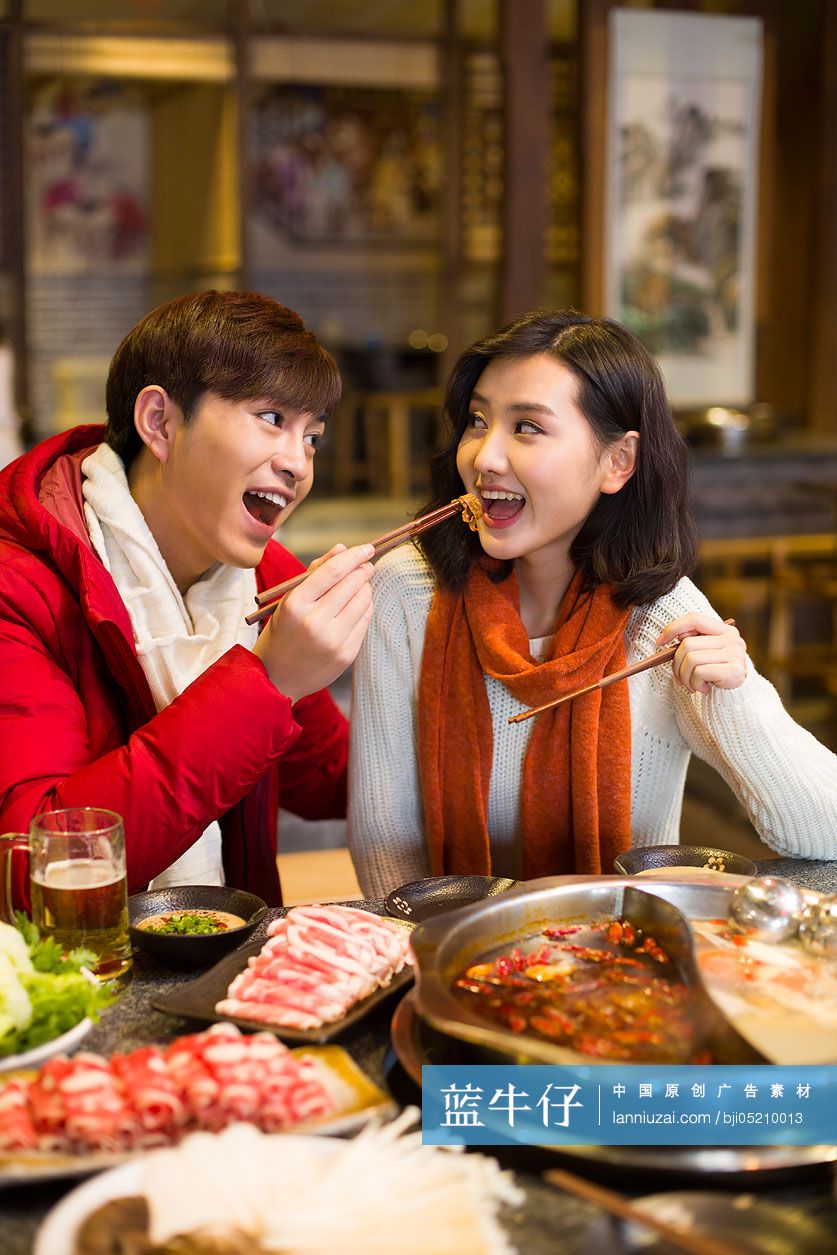 年轻情侣在火锅店吃饭