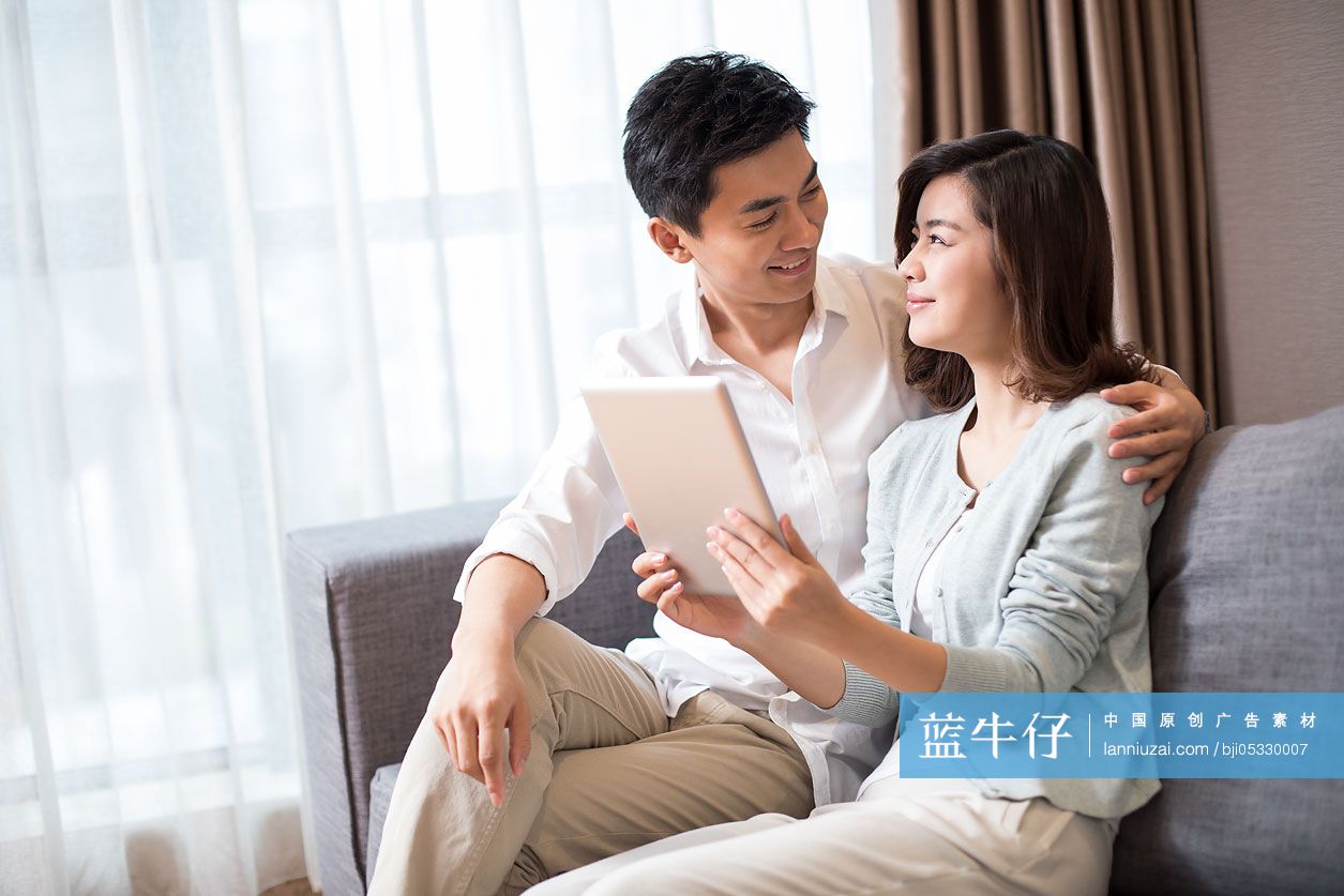 年轻夫妇在家使用平板电脑-蓝牛仔影像-中国原创广告影像素材