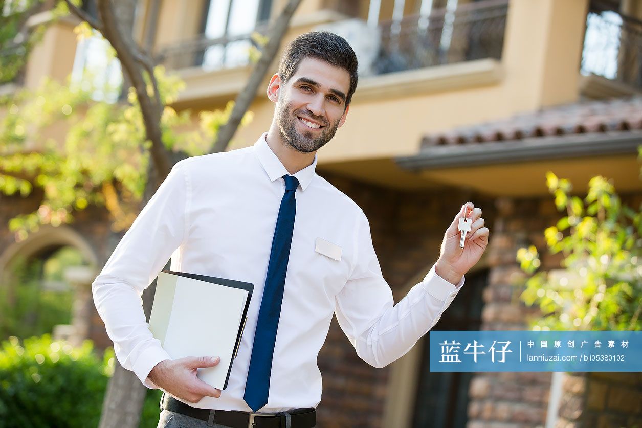 自信的房产经纪人拿着钥匙