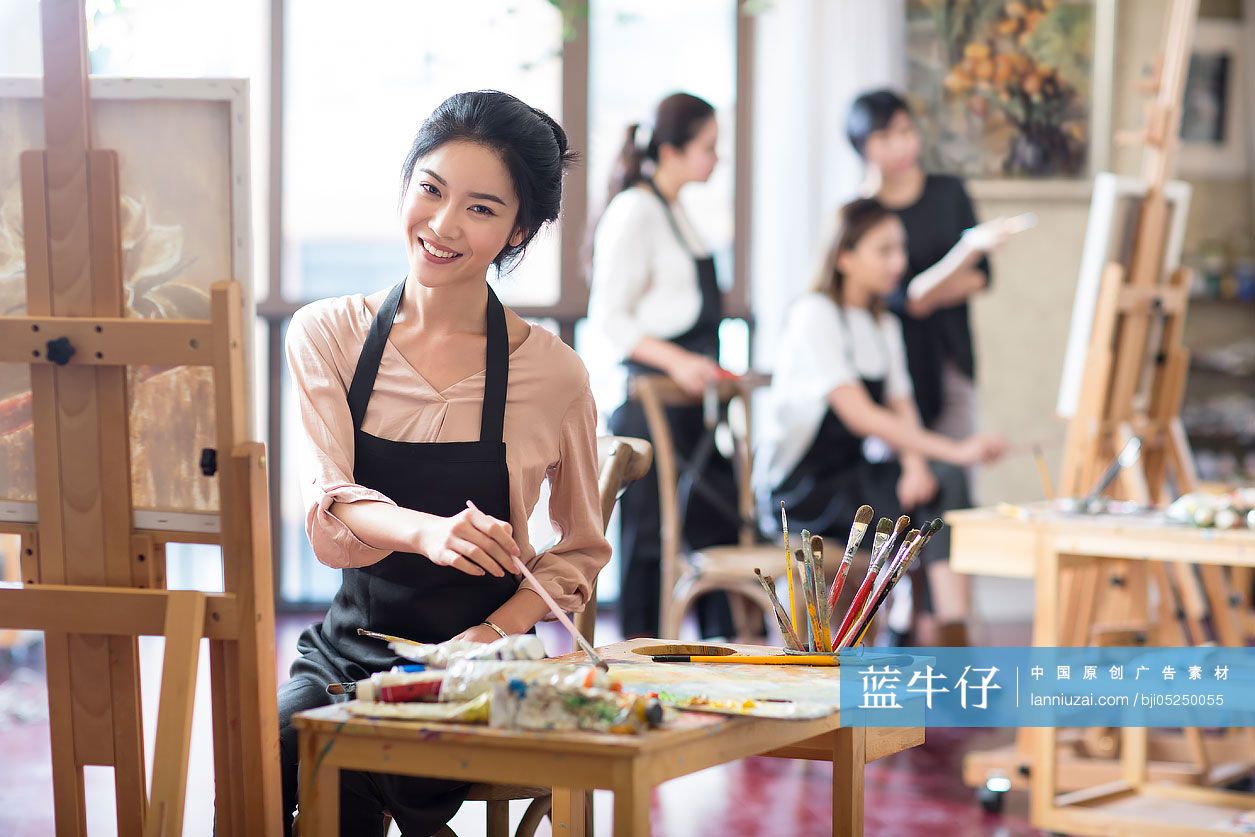 年轻女子在画室学画画