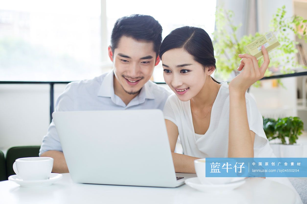 快乐的年轻情侣网上购物