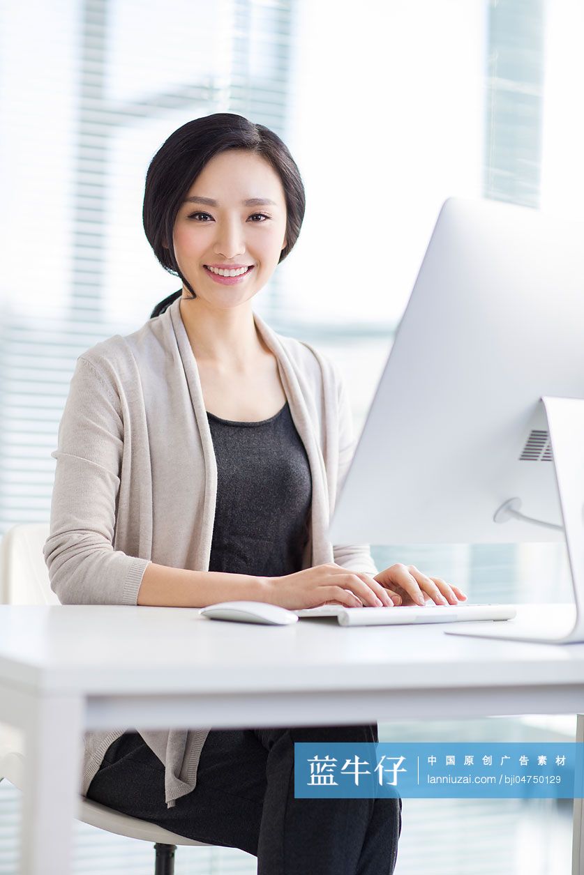 年轻女子休闲办公