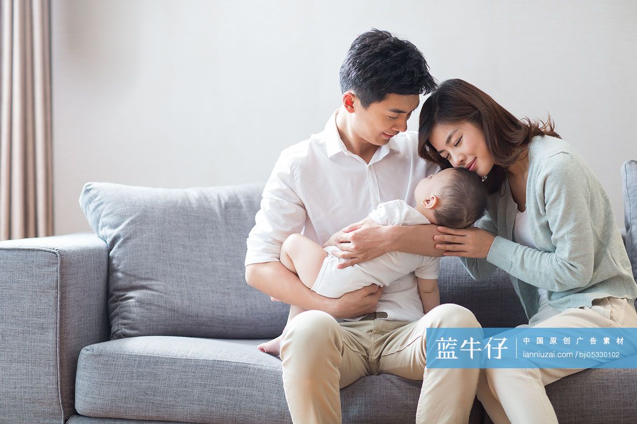 幸福的年轻家庭