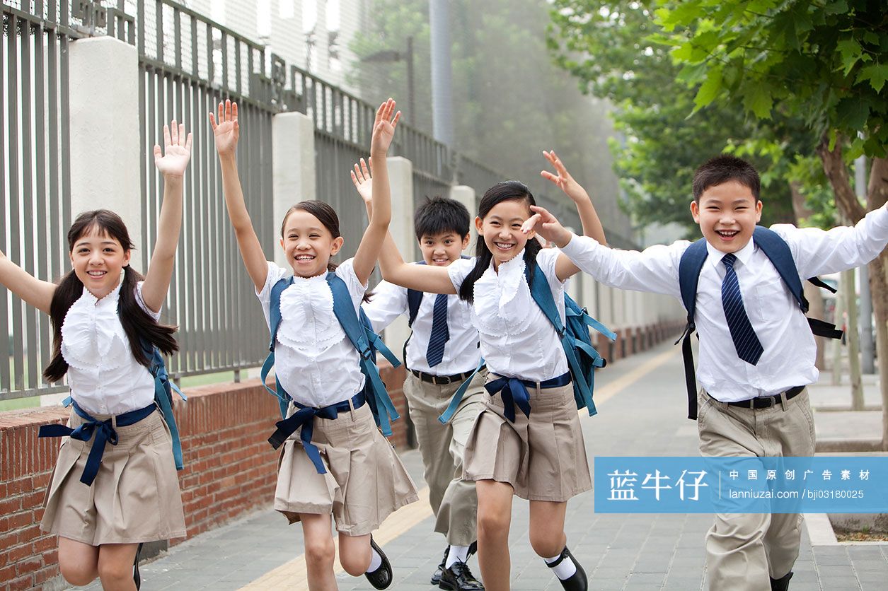 活泼的小学生在路上
