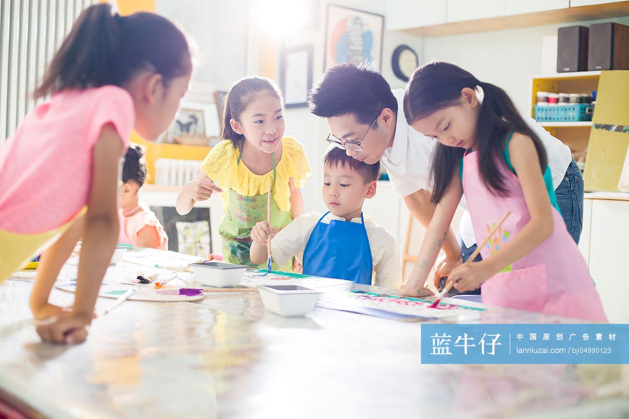 小朋友们上美术课