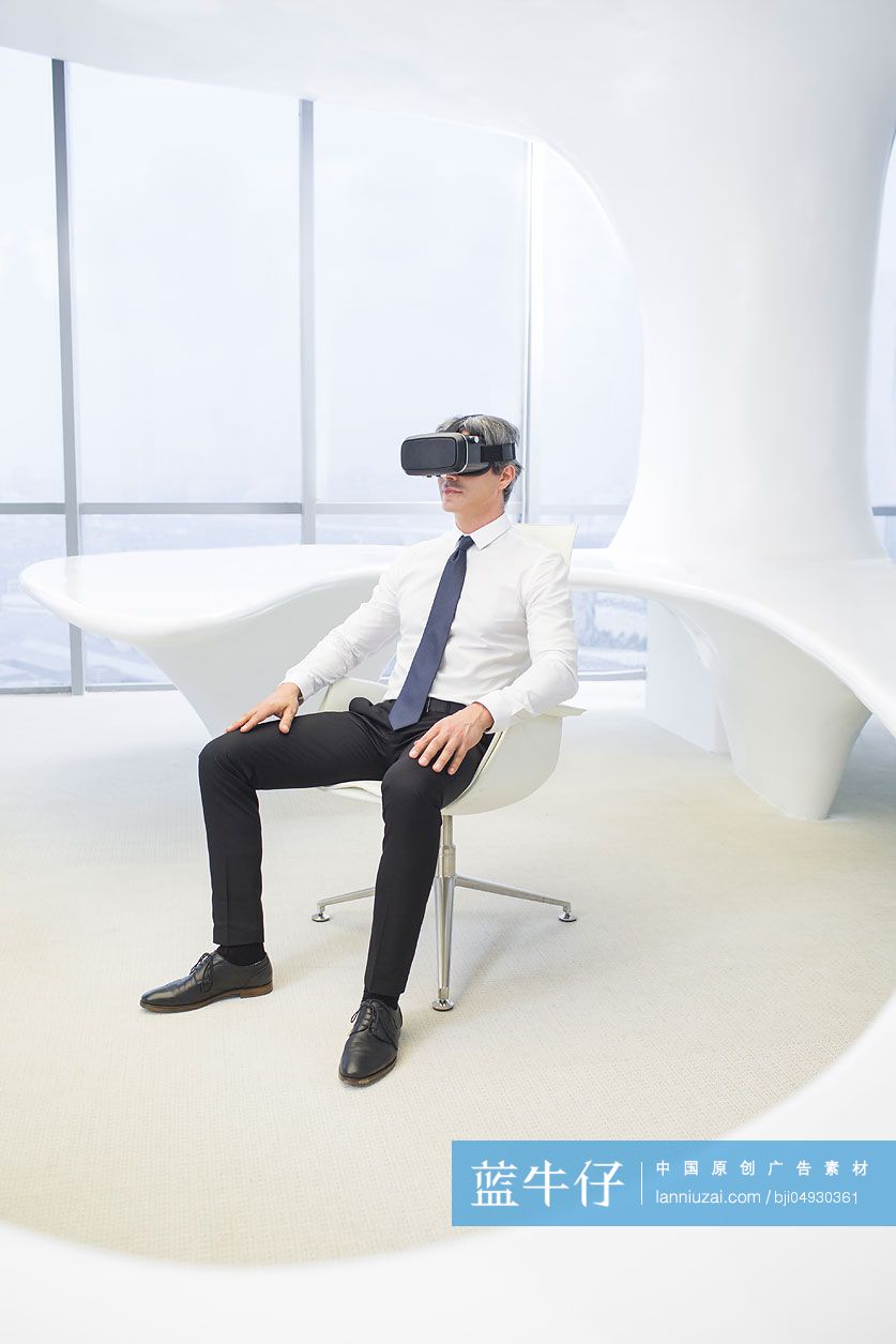 商务男士在办公室使用VR眼镜-蓝牛仔影像-中国原创广告影像素材