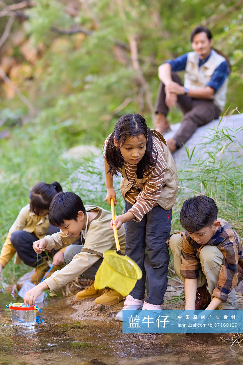 老师带学生在小溪边玩耍