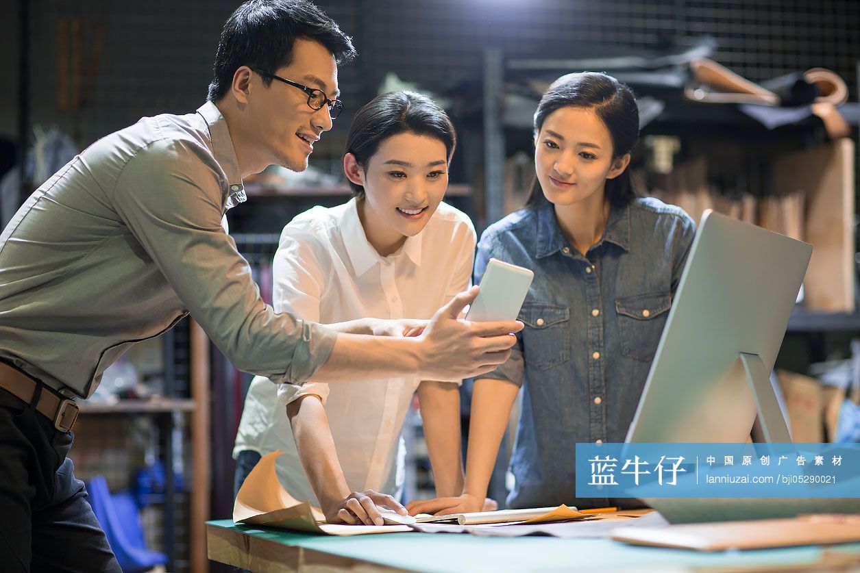 手工皮具匠人团队在工作室里讨论