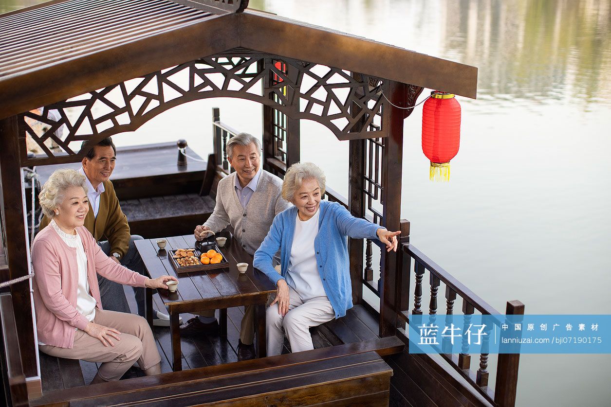 老年朋友们坐船逛公园