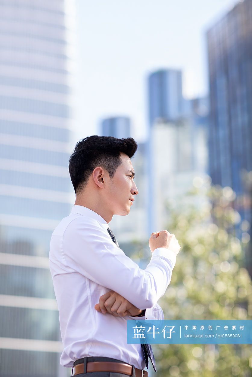 自信的年轻商务男士思考