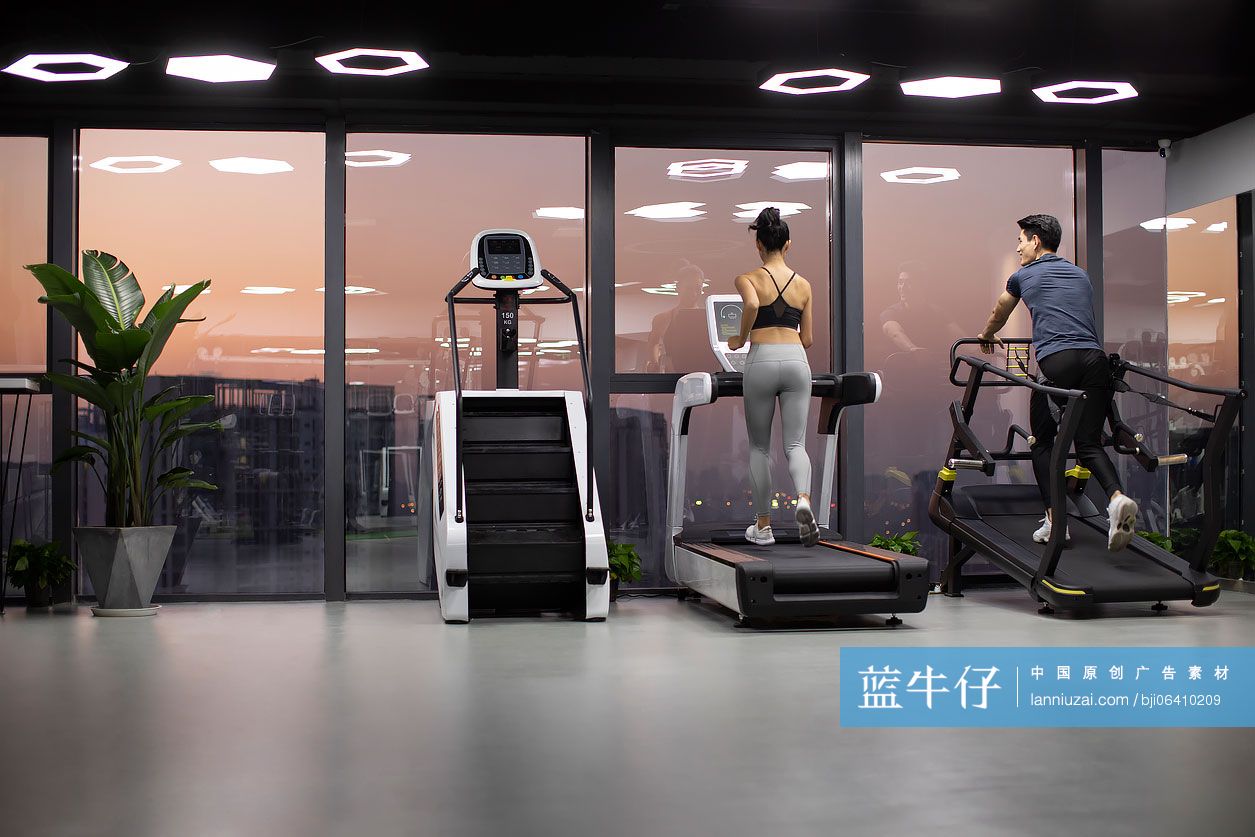 年轻人在健身房健身-蓝牛仔影像-中国原创广告影像素材