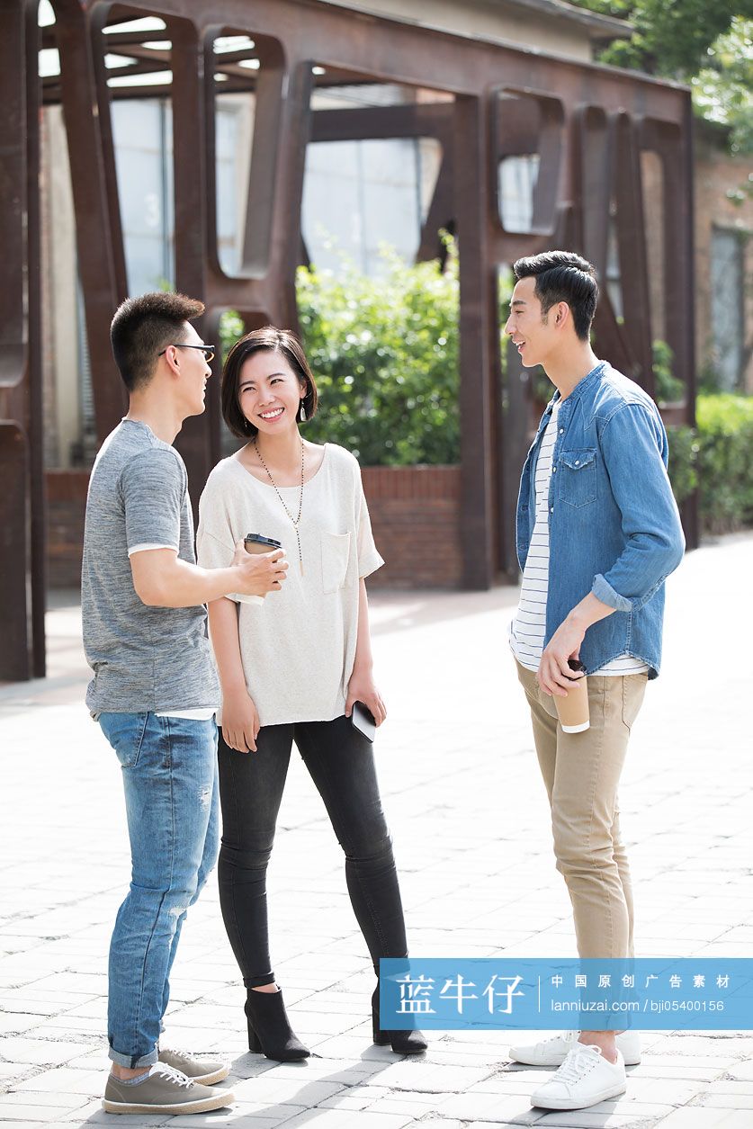 年轻朋友户外聊天