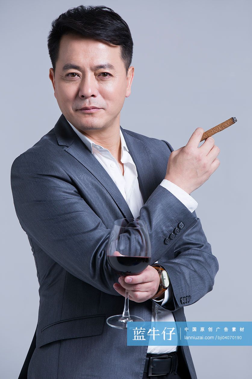 商务男士品红酒抽雪茄