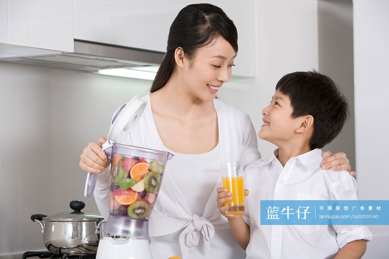母子在厨房喝鲜榨果汁