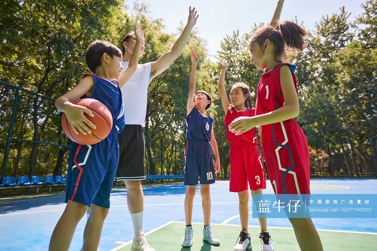 篮球教练和孩子们上篮球课