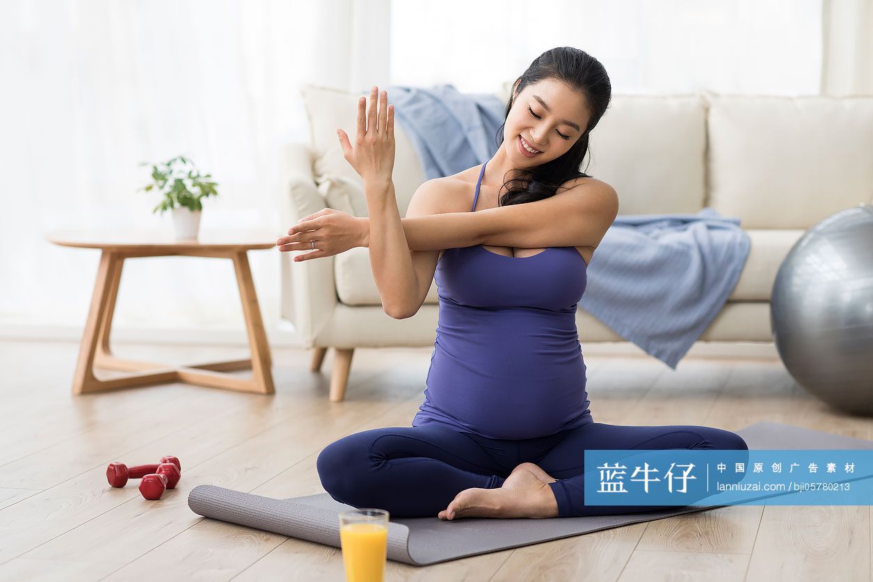 孕妇做瑜伽-蓝牛仔影像-中国原创广告影像素材