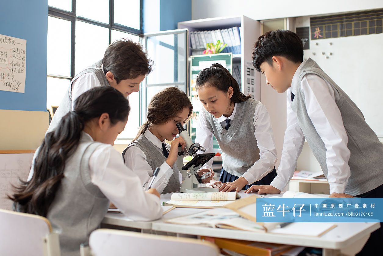 学生在教室使用显微镜