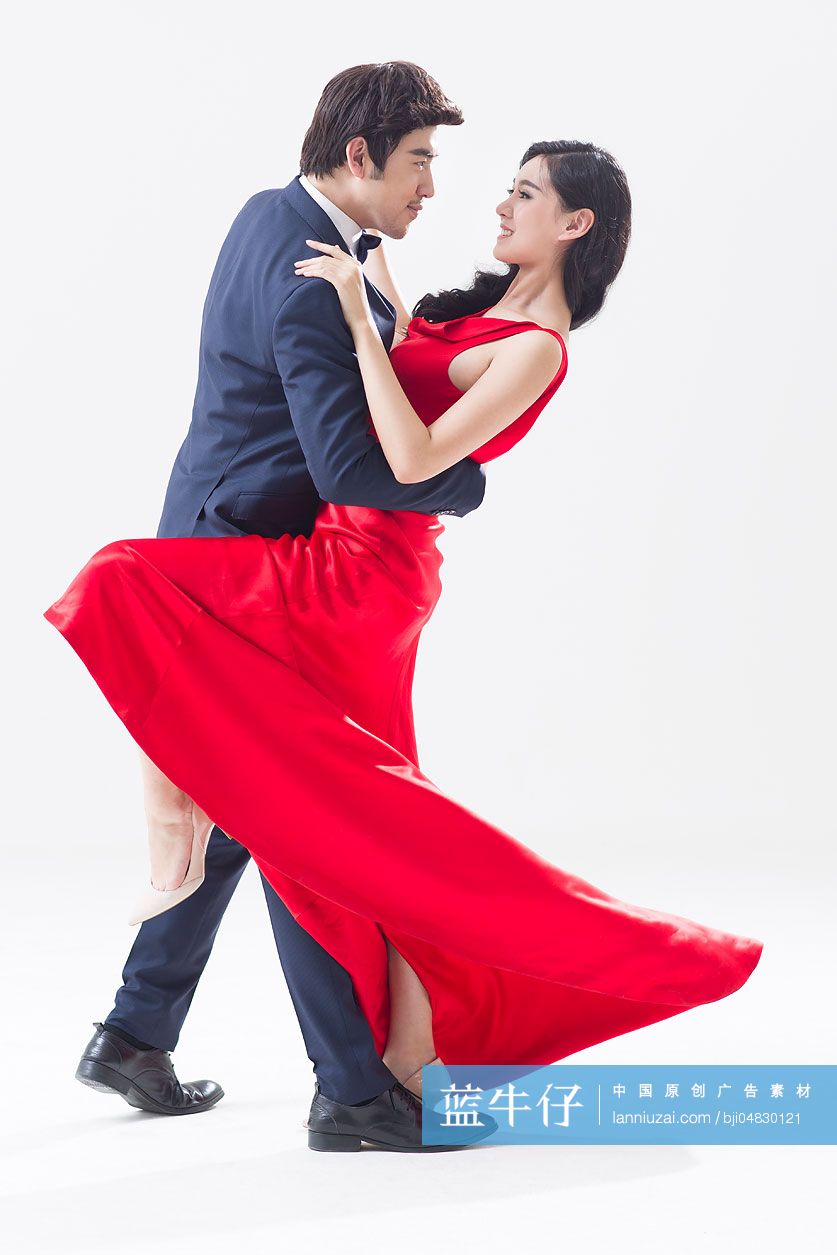 优雅的年轻情侣跳舞